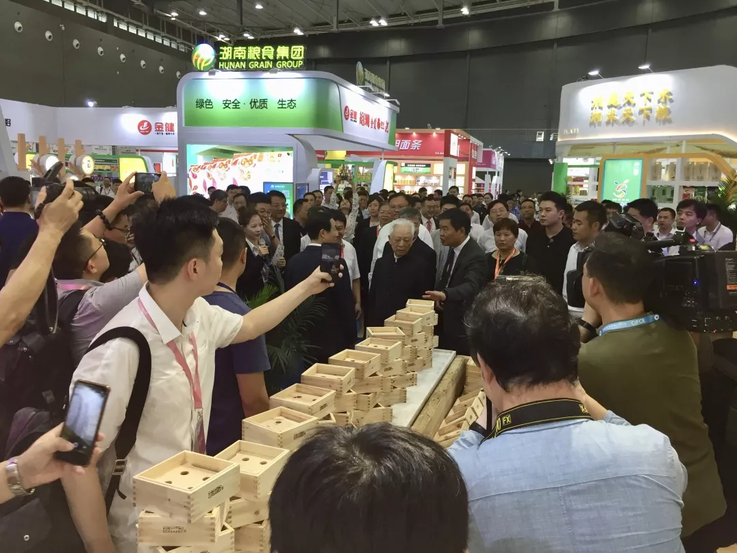 副省長(zhǎng)何報(bào)翔正在向全國(guó)人大常委會(huì)原副委員長(zhǎng)周鐵農(nóng)介紹蒸瀏記蒸菜